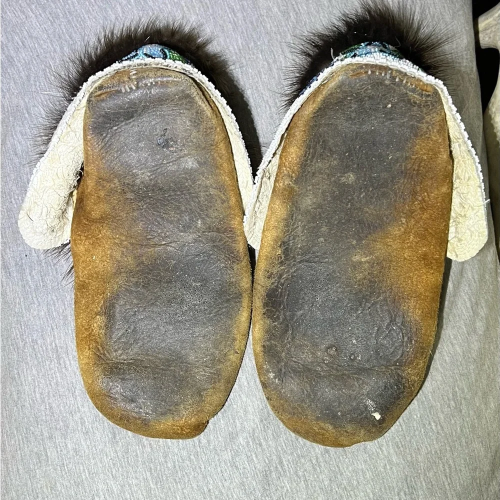 Beaver fur blue beaded flower moccasin - Picture 6 of 7